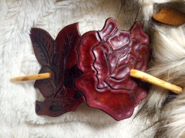 Duża spinka do włosów w kształcie róży wykonana ze skóry naturalnej bydlęcej.