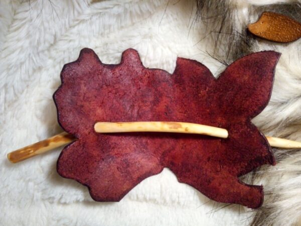 Tył skórzanej spinki do włosów.