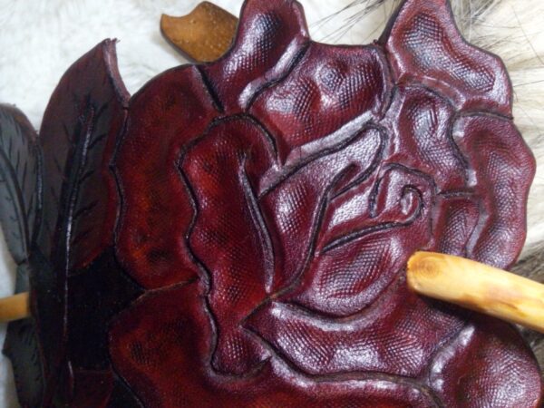 Zbliżenie na płatki skórzanej róży spinki do włosów.