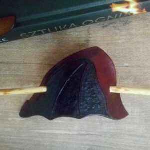 Skrzydło smoka - skórzana spinka do włosów.