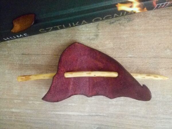 Tył ręcznie zdobionej spinki ze skóry.