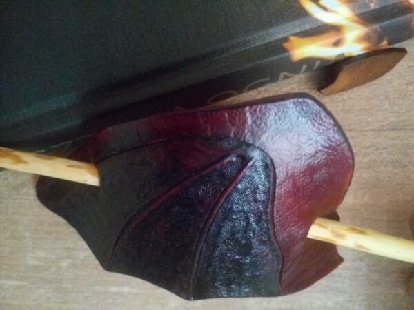 Zbliżenie na spinkę do włosów zrobionej ze skóry bydlęcej.