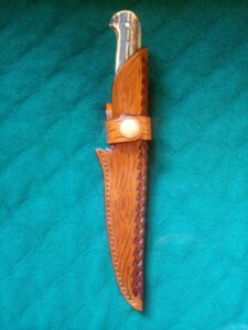 Skórzana pochwa na nóż, ręcznie szyta i zdobiona.