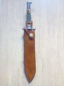 Pochwa na nóż ze skóry naturalnej, bydlęcej, ręcznie zdobiona i szyta.