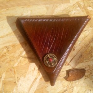 Trójkątna skórzana dwustronna bilonówka. Portfelik ze zdobieniem w deski z ozdobnym napem.