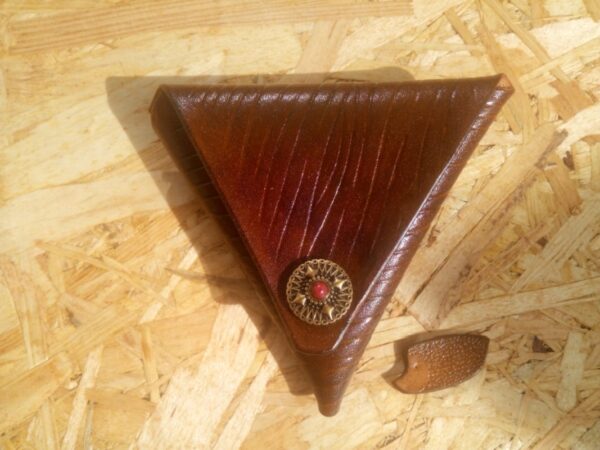 Trójkątna skórzana dwustronna bilonówka. Portfelik ze zdobieniem w deski z ozdobnym napem.