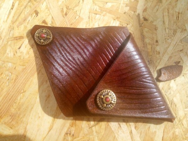 Skórzana trójkątna bilonówka to wyjątkowy skórzany prezent dla każdego.