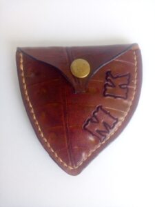 Spersonalizowana bilonówka ze skóry w kształcie liścia.