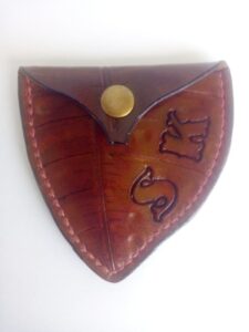 Spersonalizowana bilonówka ze skóry na monety w kształcie liścia.