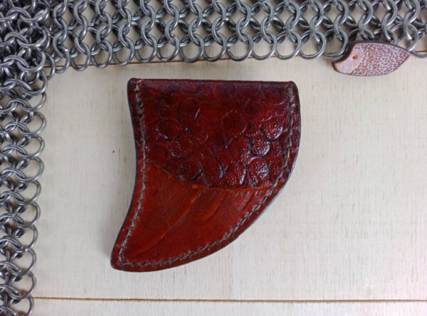 Tył bilonówki ze skóry w kształcie pazura.