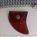 Mała bilonówka ze skóry w kształcie pazura.
