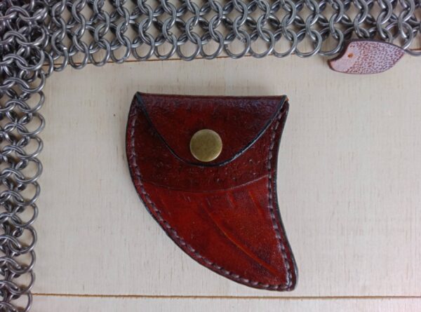 Mała bilonówka ze skóry w kształcie pazura.