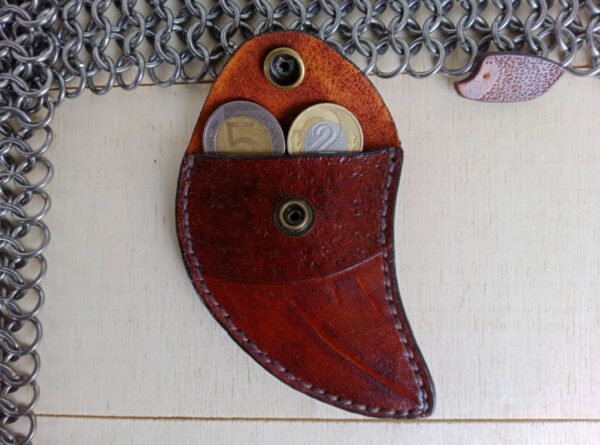 Otwarta bilonówka ze skóry z monetami.