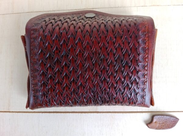 Tył skórzane portfela.