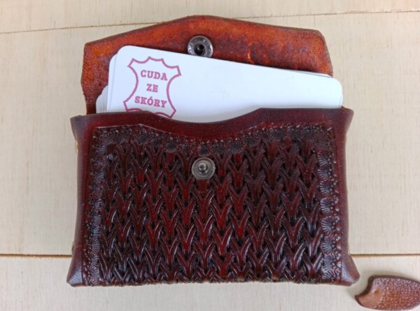 Skórzane etui na karty płatnicze.