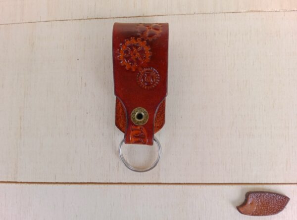 Tył breloka do kluczy w stylu Steampunk.