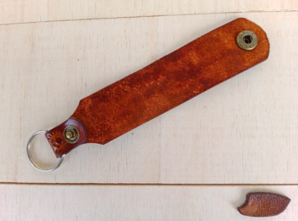 Tył rozłożonego brelok do kluczy Steampunk.