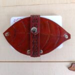 Skórzane etui na karty płatnicze liść