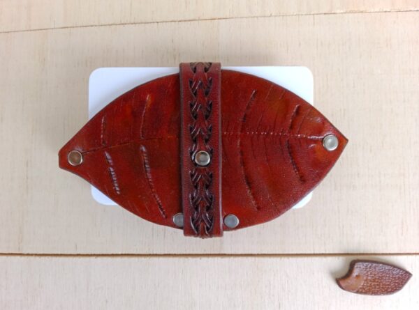 Tył tui na karty płatnicze liść