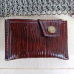 Portfel ze skóry. Zdobienie w stylu deski.