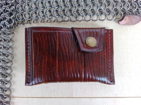 Portfel ze skóry. Zdobienie w stylu deski.