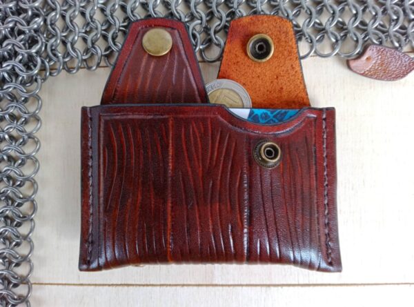 Portfel ze skóry z kartą i monetą.