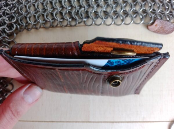 Otwarty portfel ze skóry.