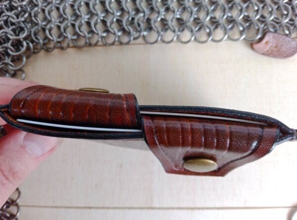 Zamknięty skórzany portfel.