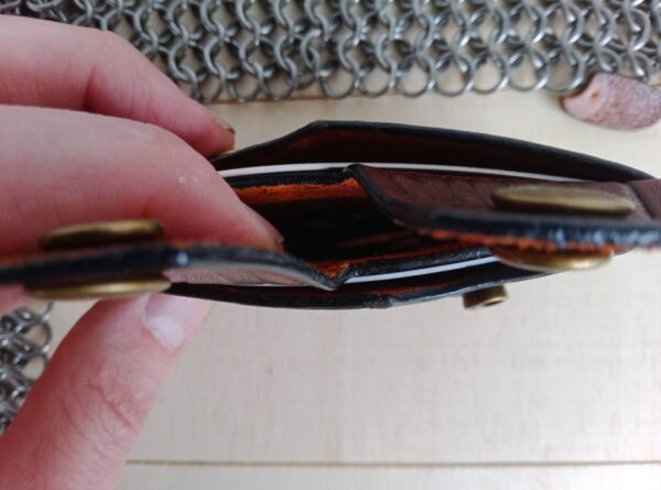 Środkowa przegródka portfela ze skóry.