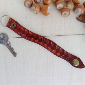Skórzany brelok do kluczy w kształcie węża.