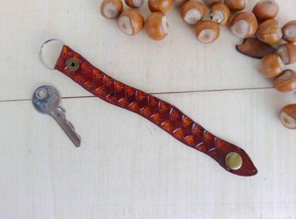 Skórzany brelok do kluczy w kształcie węża.