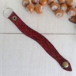 Skórzany brelok do kluczy, który wygląda jak wąż.