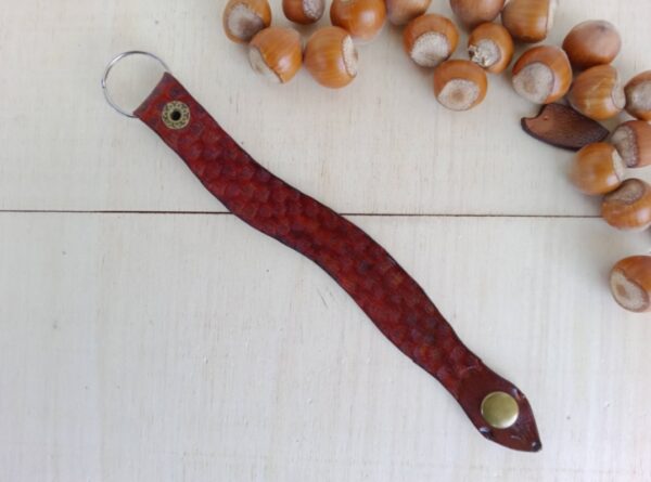 Skórzany brelok do kluczy, który wygląda jak wąż.