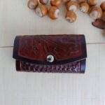 Etui na klucze ze skóry naturalnej ręcznie robione. Z przodu wyrzeźbiony jest liść dębu.