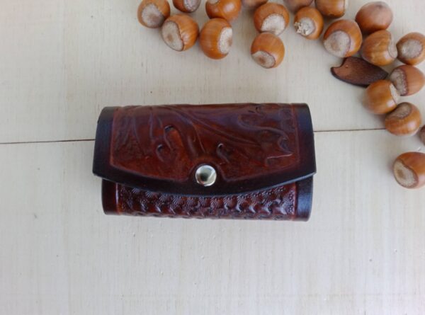 Etui na klucze ze skóry naturalnej ręcznie robione. Z przodu wyrzeźbiony jest liść dębu.