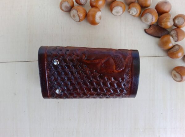 Tył skórzanego etui na klucze ręcznie robione.