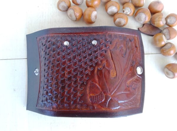 Rozłożone etui na klucze ze skóry ręcznie rzeźbione.