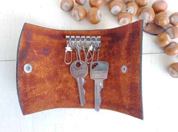 Rozłożone etui na klucze ze skóry.
