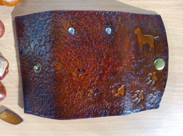 Rozłożone etui na klucze ze skóry ręcznie rzeźbione - Labrador.