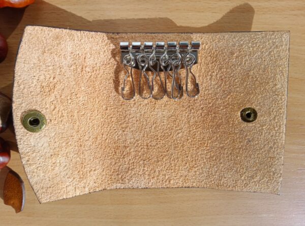 Rozłożone skórzane etui na klucze ręcznie robione.