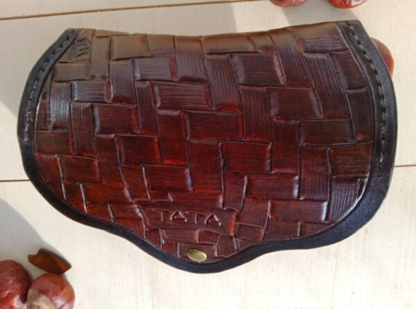 Rozłożone skórzane etui na okulary na dzień taty.