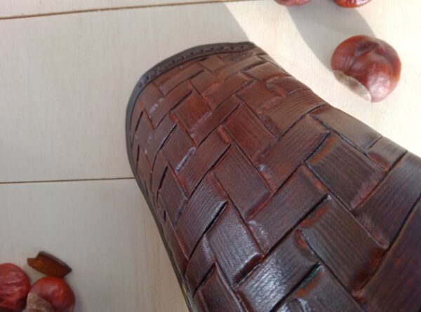 Zbliżenie na etui na okulary ze skóry dla taty.