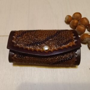 Skórzane etui na klucze. Całe uformowane na kształt smoczej skóry dwukolorowej.