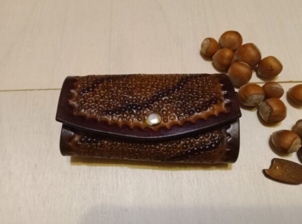 Skórzane etui na klucze. Całe uformowane na kształt smoczej skóry dwukolorowej.