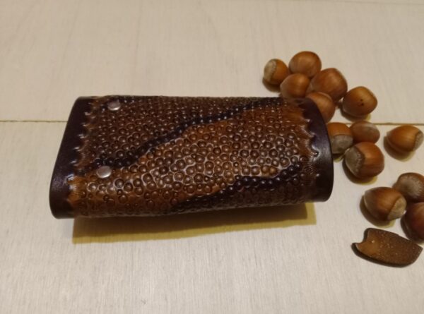 Tył skórzanego etui na klucze