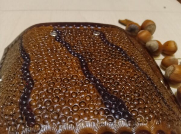 Szczegółowe zdjęcie skórzanego etui na klucze