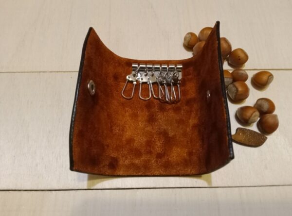 Otwarte skórzane etui na klucze.