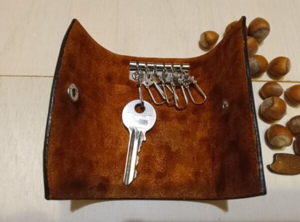 Otwarte skórzane etui na klucze z kluczem