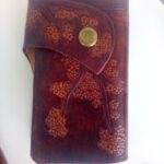 Przód skórzanego etui na klucze z motywem kwiatów wiśni.