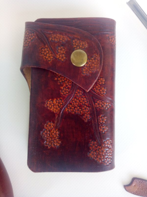 Przód skórzanego etui na klucze z motywem kwiatów wiśni.